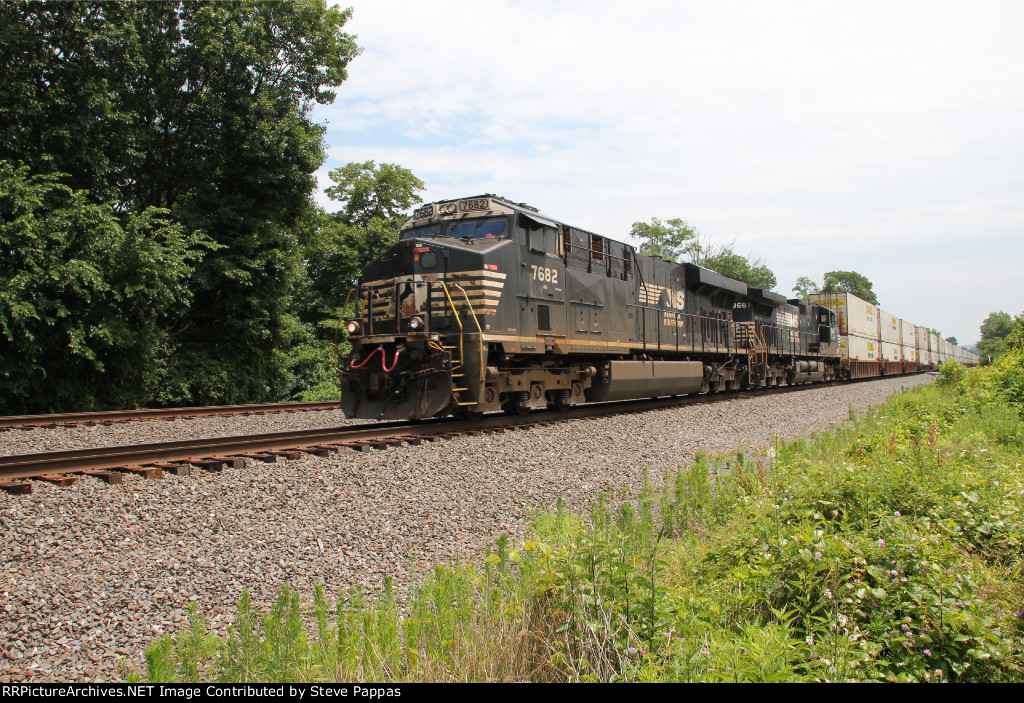 UP 7682 leads train 21G